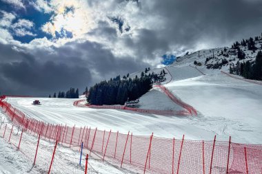 Dünya Şampiyonası 'na ev sahipliği yapmadan bir yıl önce Avusturya' nın Saalbach-Hinterglemm kentinde 12. Kogel kentinde yeni hazırlanmış Alp disiplini Dünya Kupası 'nın orta bölümü.