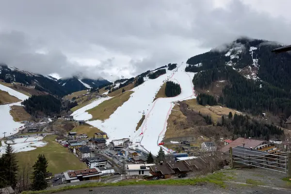 Saalbach-Hinterglemm, Avusturya - 18 Mart 2024: Dünya Şampiyonası 'na ev sahipliği yapmadan bir yıl önce 12er Kogel' de Alp disiplini dünya kayak kupası yamacını bitirmek