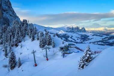 Güney Tyrol, İtalya 'daki Seiser Alm ve Schlern dağlarının manzarası gün doğumunda mavi gökyüzüne karşı bulutlarla kaplı.