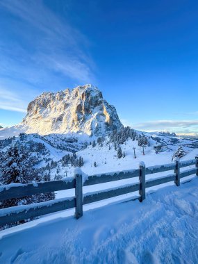 Langkofel Dağı ve Güney Tyrol, İtalya 'da Schlern güneş doğarken mavi gökyüzüne karşı bulutlarla kaplı.
