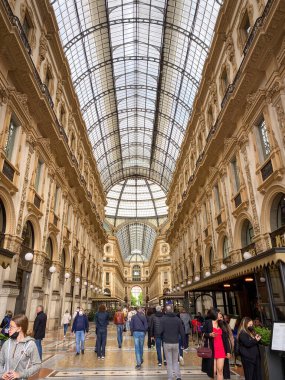 Milan, İtalya - 26 Nisan 2022: Galleria Vittorio Emanuele II.