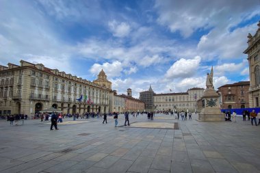 Torino, İtalya 24 Nisan 2022: Alfiere dellEsercito Sardo Anıtı ile Piazza Castello 'nun mavi bulutlu gökyüzüne karşı manzarası.