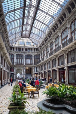 Torino, İtalya 24 Nisan 2022: Galleria Supalpina 'da yürüyen insanlar.