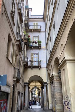 Torino, İtalya - 24 Nisan 2022 Via Conte Verde 'de dar bir sokak