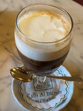 Torino, İtalya 24 Nisan 2022: İçkili Caff Al Bicerin.