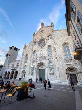 Como, İtalya - 24 Nisan 2022: Como Katedrali (Cattedrale di Santa Maria Assunta) ve Piazza del Duomo mavi gökyüzüne karşı