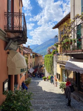 Bellagio, Lombardy, İtalya - 25 Nisan 2022: Como Gölü 'nün ünlü kasabasında merdivenleri olan küçük bir sokak