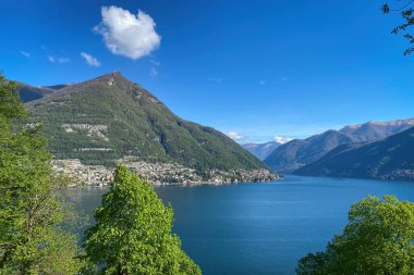 İtalya 'nın Como Gölü ve güneybatı kolunun manzarası Laglio (solda) ve Pognana Lario (sağda) ile mavi gökyüzüne bakıyor