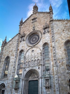 Como Katedrali 'nin (Cattedrale di Santa Maria Assunta) dış görünüş portalı, Como, Lombardy, İtalya