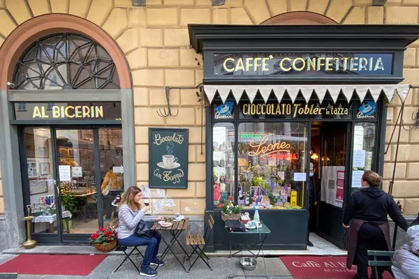 Torino, İtalya 24 Nisan 2022: Piazza della Consolata 'daki tarihi Caff Al Bicerin' in (1763) pencere ve girişi.