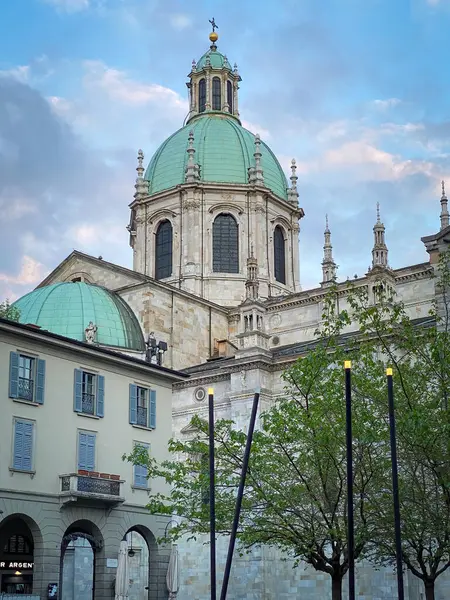 Como Katedrali (Cattedrale di Santa Maria Assunta) İtalya 'nın Lombardiya şehrinde mavi gökyüzüne karşı