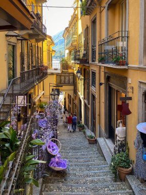 Lombardy, İtalya 'daki Como Gölü' nün ünlü Bellagio kasabasında merdivenleri olan küçük bir sokak.