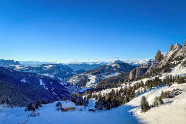 Val Gardena 'nın manzarası, Güney Tyrol, İtalya kışın mavi gökyüzüne karşı