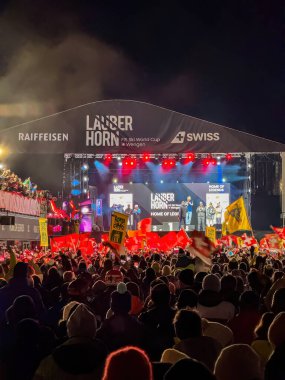 Wengen, İsviçre - 12 Ocak 2024: Lauberhorn Kayak Dünya Kupası 'nın zafer töreni gece yüzlerce taraftarın önünde