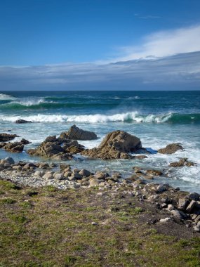 Pasifik Okyanusu sahili manzarası İspanyol Körfezi Vista Point, Del Monte Ormanı, Kaliforniya, ABD 'de bulutlu mavi gökyüzüne karşı