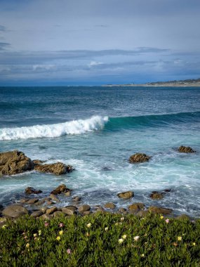 Pasifik Okyanusu kıyı şeridi manzarası İspanyol Körfezi Vista Point, Del Monte Ormanı, Kaliforniya, ABD 'de bulutlu mavi gökyüzüne karşı