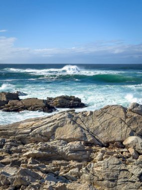 İspanyol Körfezi Vista Point, Del Monte Forest, Kaliforniya, ABD 'den görülen kayalık Pasifik Okyanusu sahili manzaralı bulutlu mavi gökyüzü