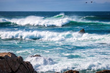 İspanyol Körfezi Vista Point, Del Monte Forest, Kaliforniya, ABD 'den görülen Pasifik Okyanusu kıyılarındaki manzara bulutlu mavi gökyüzüne karşı