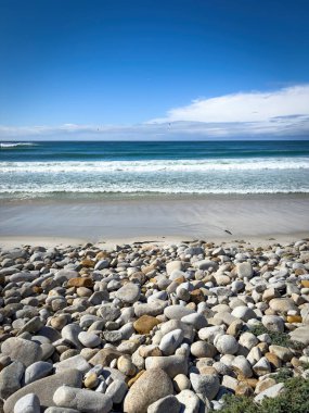 Moss Sahili manzaralı, büyük yuvarlak taşlı, 17 millik yol boyunca Del Monte Ormanı, Kaliforniya, ABD mavi gökyüzüne karşı bulutlu