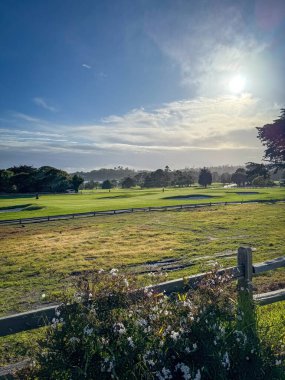 Ünlü Pebble Beach Golf Sahası, Kaliforniya, ABD, 17 millik mavi gökyüzüne karşı 17 millik deliğe bakan bulutlu
