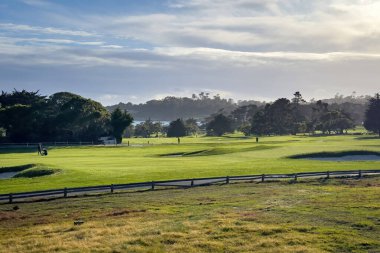 Ünlü Pebble Beach Golf Sahası, Kaliforniya, ABD, 17 millik mavi gökyüzüne karşı 17 millik deliğe bakan bulutlu