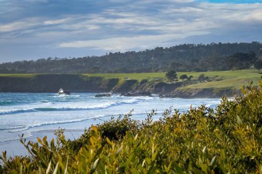 Carmel Beach, California, ABD 'den Pebble Beach Golf Sahası 8' e bakan manzaralı golf sahası