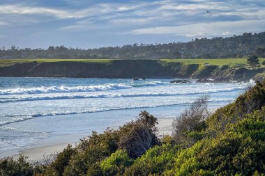 Carmel Beach, California, ABD 'den Pebble Beach Golf Sahası 8' e bakan manzaralı golf sahası