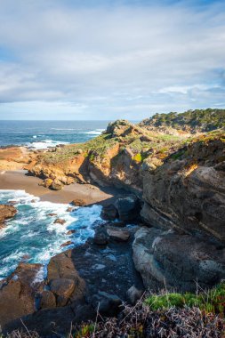 Deniz Aslanı Noktası 'nın manzarası Lobos Eyaleti Doğal Rezerv, Kaliforniya, ABD' de bulutlu mavi gökyüzüne karşı