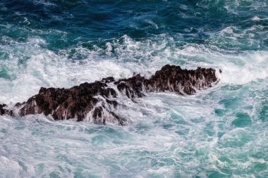Çarpışan dalgalar Pasifik Okyanusunu oluşturur Point Lobos State Doğal Rezervi, Kaliforniya, ABD