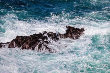 Çarpışan dalgalar Pasifik Okyanusunu oluşturur Point Lobos State Doğal Rezervi, Kaliforniya, ABD