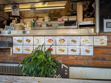 Haleiwa, Oahu, Hawaii, ABD - 3 Nisan 2024: Menüsü olan yemek kamyonu