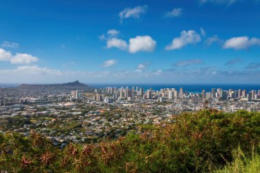 Honolulu, Oahu, Hawaii 'nin Panorama şehri. Yuvarlak Top Drive boyunca bulutlu mavi gökyüzüne doğru bir bakış açısıyla görüldü.
