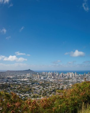 Honolulu, Oahu, Hawaii 'nin Panorama şehri. Yuvarlak Top Drive boyunca bulutlu mavi gökyüzüne doğru bir bakış açısıyla görüldü.