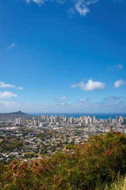 Honolulu, Oahu, Hawaii 'nin Panorama şehri. Yuvarlak Top Drive boyunca bulutlu mavi gökyüzüne doğru bir bakış açısıyla görüldü.