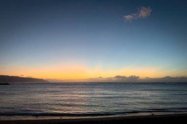 Haleiwa Sahil Parkı, Oahu, Hawaii, ABD Waialua Körfezi 'ne karşı mavi gökyüzü