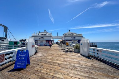 Malibu, California, ABD - 15 Nisan 2024: Mavi gökyüzüne karşı iskele