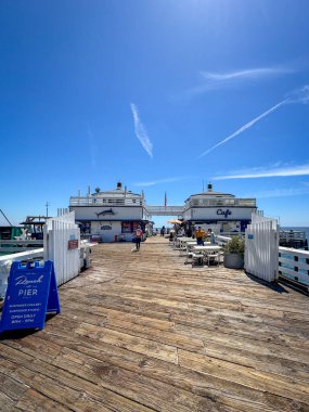 Malibu, California, ABD - 15 Nisan 2024: Mavi gökyüzüne karşı iskele