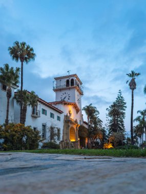 Santa Barbara, ABD 'de mavi gökyüzüne karşı aydınlatılmış Kaliforniya Yüksek Mahkemesi' nin düşük açılı görüntüsü