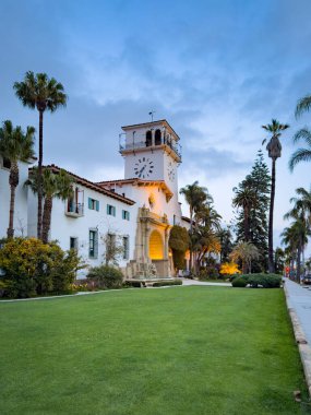 Kaliforniya Yüksek Mahkemesi, Santa Barbara, ABD 'de akşam saatlerinde mavi gökyüzüne karşı