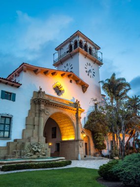 Kaliforniya Yüksek Mahkemesi, Santa Barbara, ABD 'de akşam saatlerinde mavi gökyüzüne karşı