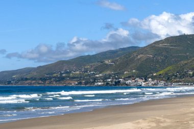Broad Beach ve Lechuza Point 'in manzarası, Malibu, California, ABD Zuma Sahili' nden dağlık ve mavi gökyüzü bulutlu