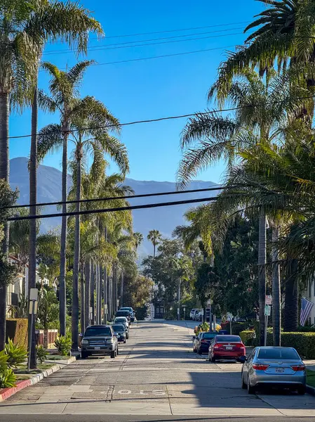 Santa Barbara, Kaliforniya, ABD - 15 Nisan 2024: Santa Barbara şehir merkezindeki Natoma Bulvarı manzaralı