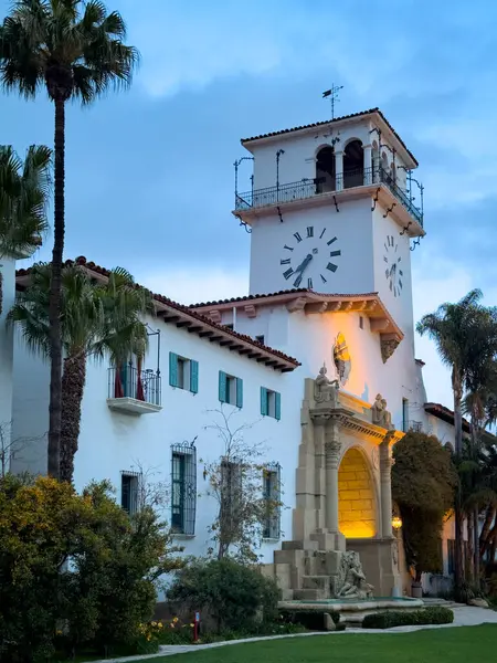 Kaliforniya Yüksek Mahkemesi, Santa Barbara, ABD 'de akşam saatlerinde mavi gökyüzüne karşı