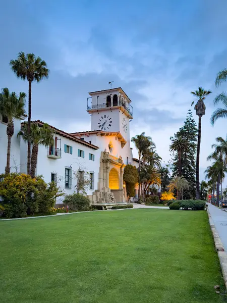 Kaliforniya Yüksek Mahkemesi, Santa Barbara, ABD 'de akşam saatlerinde mavi gökyüzüne karşı