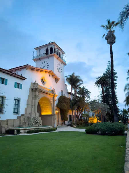 Kaliforniya Yüksek Mahkemesi, Santa Barbara, ABD 'de akşam saatlerinde mavi gökyüzüne karşı