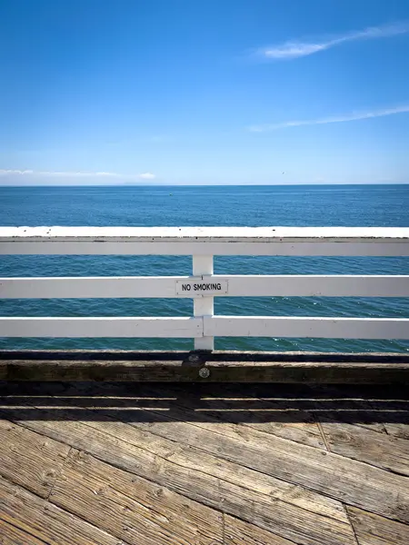 Malibu Rıhtımı, Kaliforniya, ABD 'de deniz ve mavi gökyüzüne karşı 