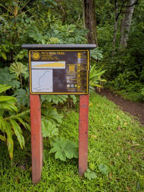 Honolulu, Oahu, Hawaii, ABD - 4 Nisan 2024 Puu Ohia yürüyüş yolunun imza ve başlama noktası