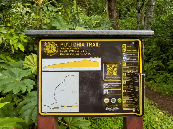 Honolulu, Oahu, Hawaii, ABD - 4 Nisan 2024 Puu Ohia yürüyüş yolunun imza ve başlama noktası