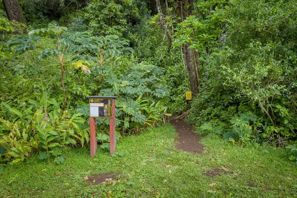 Honolulu, Oahu, Hawaii, ABD - 4 Nisan 2024 Puu Ohia yürüyüş yolunun imza ve başlama noktası