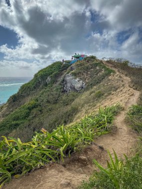 Kailua, Oahu, Hawaii, ABD - 5 Nisan 2024: Ka 'iwa Ridge Lanikai Pillbox yürüyüş parkurunun manzarası